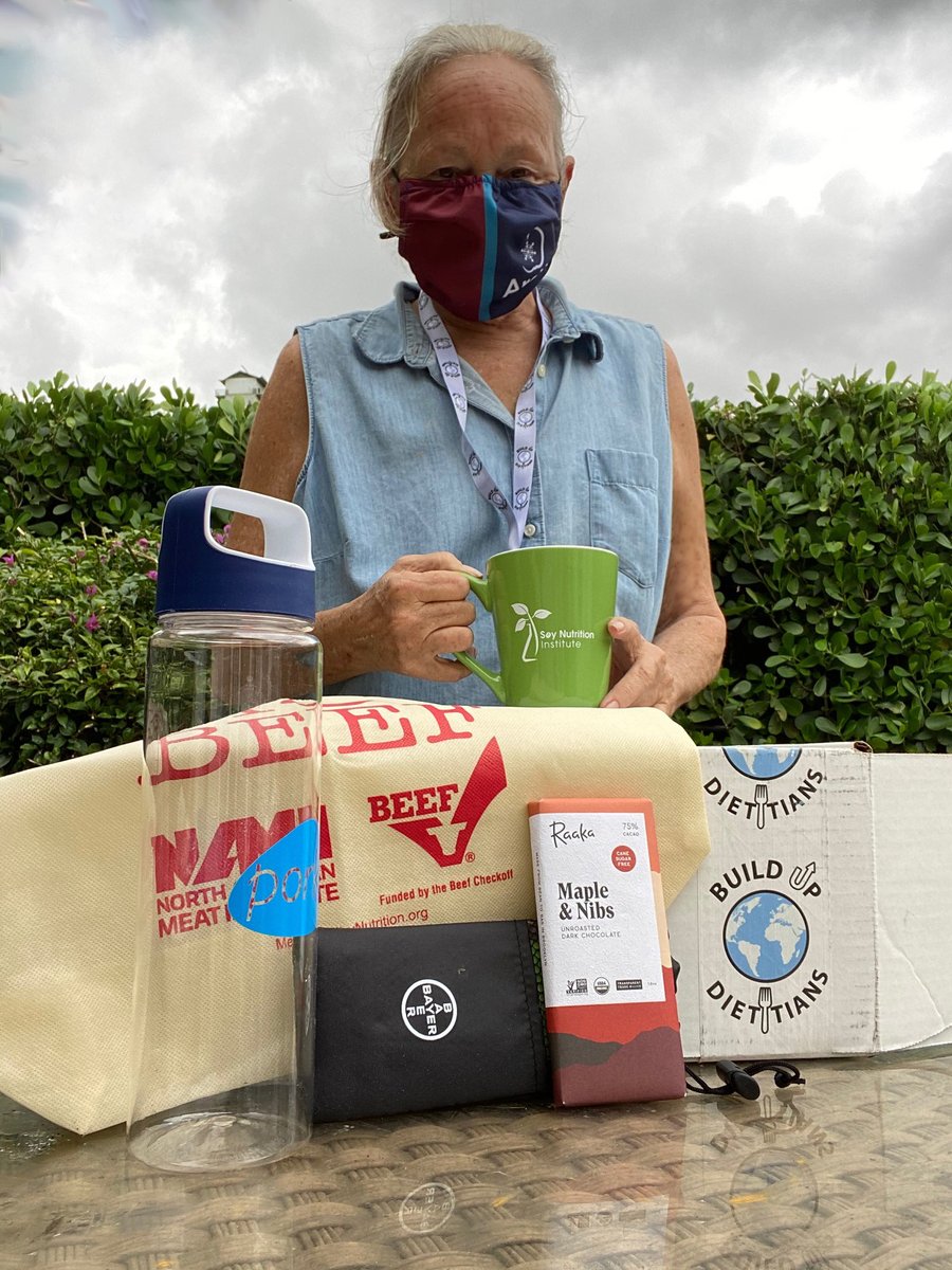 DietitianOnline's tweet photo. @BuildUpRDNs @swaguphq @MeatInstitute @Bayer4CropsUS @SoyConnection @ArcticApples @NationalPork Thank you @BuildUpRDNs! A Great Surprise! It felt like Christmas! (The clouds in the background are the remnants of Tropical Storm Eta) https://t.co/SEUv013VjX