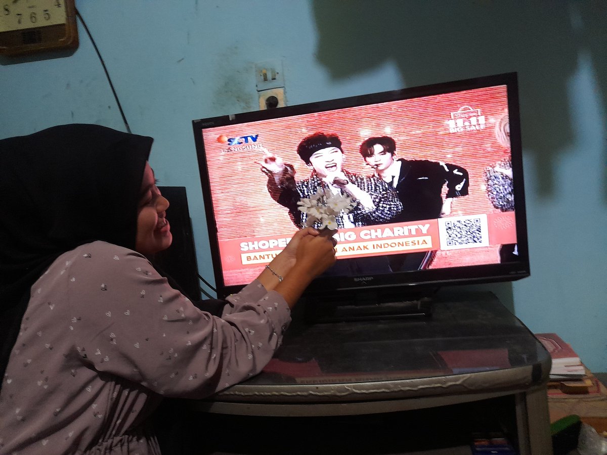 Sarange Opa guanteng... keren banget sih jadi gemeuss... sering2 ya yampil di acara <a href="/ShopeeID/">Shopee Indonesia</a> aku selfie dulu wlu via tv diacara shopee
 #1111ShopeeStrayKids #STAYwithShopee