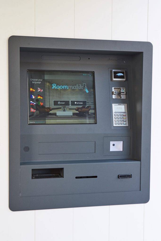 roommatik's tweet image. ¿Cuál te gusta más? Roommatik puede lacar en cualquier color para que el kiosco combine con los colores de tu logo o recepción.
¡Para más información info@roommatik.com o visite nuestra web roommatik.com!
#roommatik #selfservicekiosk #selfcheckin #kiosk #checkin