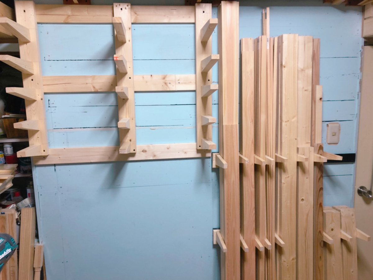 K 昨日の木材置場やり直しました 右を左に左を右に あとラックは真ん中にも受け材入れて短くても落ちないように Diy 端材置場 Lumber Rack