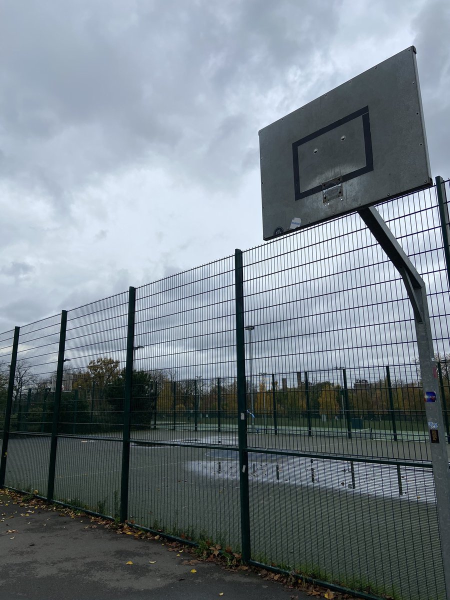 j_castelobranco's tweet photo. Exemplo de como negócio aqui em Londres está sendo levado a sério. Rodei o bairro de bicicleta querendo jogar um basquete sozinho para relaxar, mas descobri que durante o #lockdown todas as quadras estão trancadas e a prefeitura também tirou os aros de outras cestas ao ar livre. https://t.co/nAQDbJw3Zh