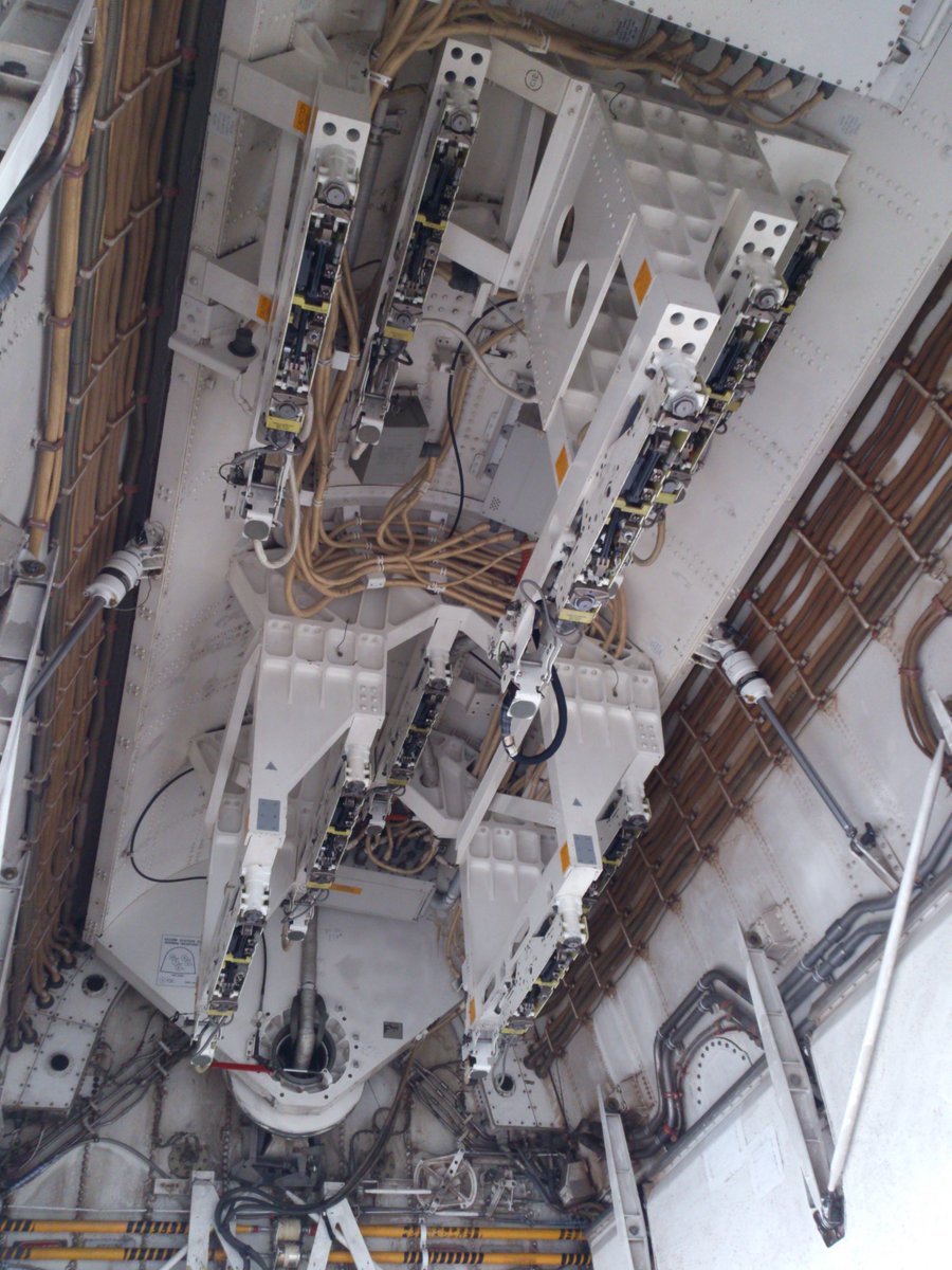 Hound A Twitteren もう過ぎたけど容赦なく貼っていくスタイル ちなみに可変翼超音速戦略爆撃機b 1ランサーのおなかのなか 1枚目は通常の爆弾倉で2枚目は回転式の爆弾倉で目的に合わせて爆弾を選択できる ほんとメカメカあってカッコイイ いいおなかの日 Https