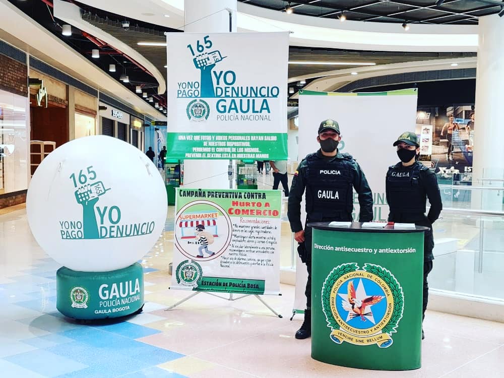 987_Radio's tweet photo. @gaulapolicia  DE BOGOTÁ  REALIZA CAMPAÑA PREVENTIVA A ATRAVEZ DE STAND donde se da a conocer la línea 165 y recomendaciones para evitar ser víctimas del delito de la Extorsión.
Servicio stand centro comercial paseo villa del río
Plaza de mercado corabastos y plaza de las flores https://t.co/EFbVePjvbE