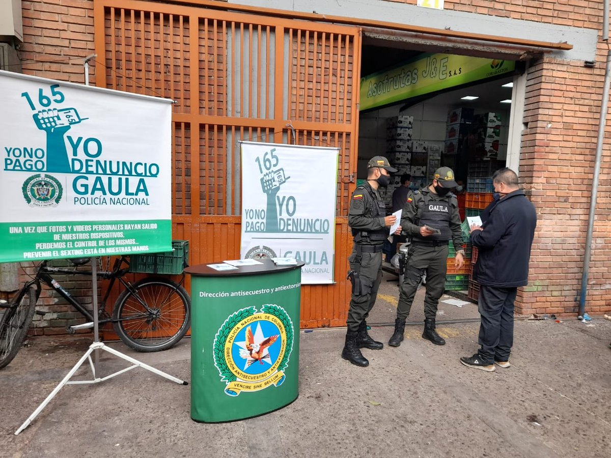 987_Radio's tweet photo. @gaulapolicia  DE BOGOTÁ  REALIZA CAMPAÑA PREVENTIVA A ATRAVEZ DE STAND donde se da a conocer la línea 165 y recomendaciones para evitar ser víctimas del delito de la Extorsión.
Servicio stand centro comercial paseo villa del río
Plaza de mercado corabastos y plaza de las flores https://t.co/EFbVePjvbE