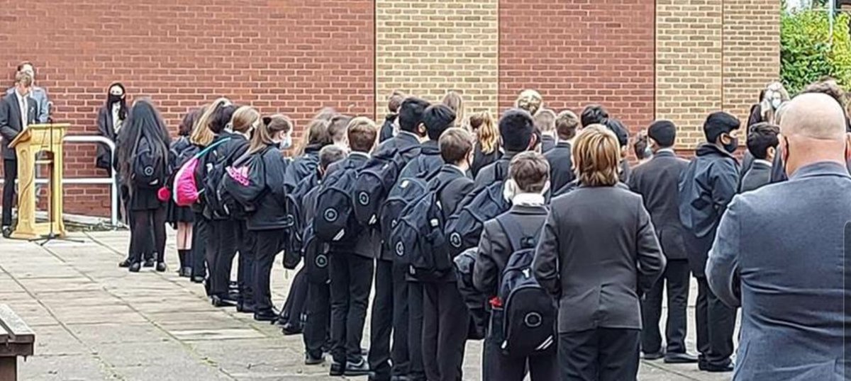 CharnwoodColl's tweet photo. Wonderful #RemembranceDay service and scenes @CharnwoodColl #SocialDistancing #classbubbles #PPE #loughborough #Charnwood @CharnwoodBC https://t.co/Pnn2OHxJOM https://t.co/3UUGbhb9Mv