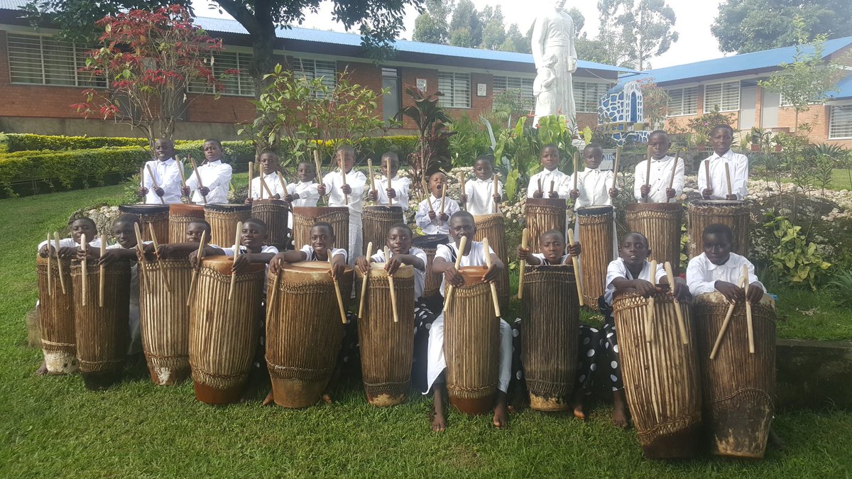 Bukizito's tweet photo. Mumfashe dushime aba bana ni abahanga cyane kd bashishikariye no kwiyungura byinshi nukenera abataramyi mu murishyo w'ingoma #Umutimbo #Ibitego #Ibihubi ndabagushimiye @AmasongaT #UruhongoreRwUmuco https://t.co/ykJWBDb8Hm