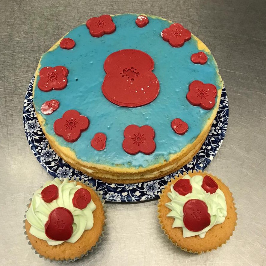 Beautiful poppy-themed cakes for residents at Westfields Care Home @NorseCare today #RemembranceDay #LestWeForget @GriefLisa @NACCCaterCare @AndrewLipscomb @melanielarge1