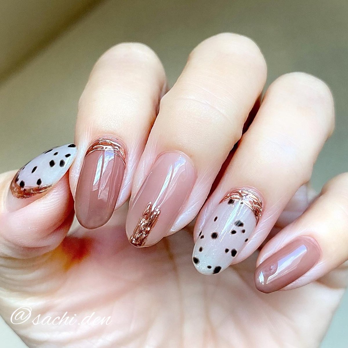 Sachi ダルメシアンっぽいネイル𓍯𓇠 中指はmomoギミックでパーツ風に描いてみた けっこうお気に入り セルフネイル ダルメシアンネイル Momoジェル Nailforall ブラウンネイル ニュアンスネイル ミラーネイル ジェルネイル T Co