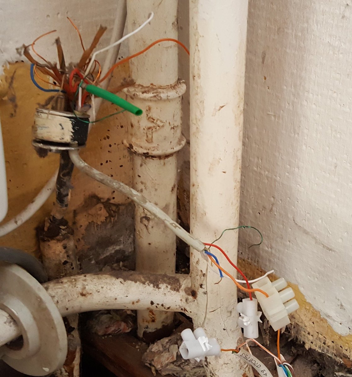 Dorendels_idee's tweet photo. @KPNwebcare de start van mijn internet aansluiting in mn nieuwe woning ziet er zo uit. Das niet helemaal het serviceniveau dat ik ken van KPN. Telefonisch kom ik niet verder, naar welk mailadres stuur ik deze foto om een monteur langs te krijgen die dit even netjes maakt? https://t.co/Ruou5lY01w