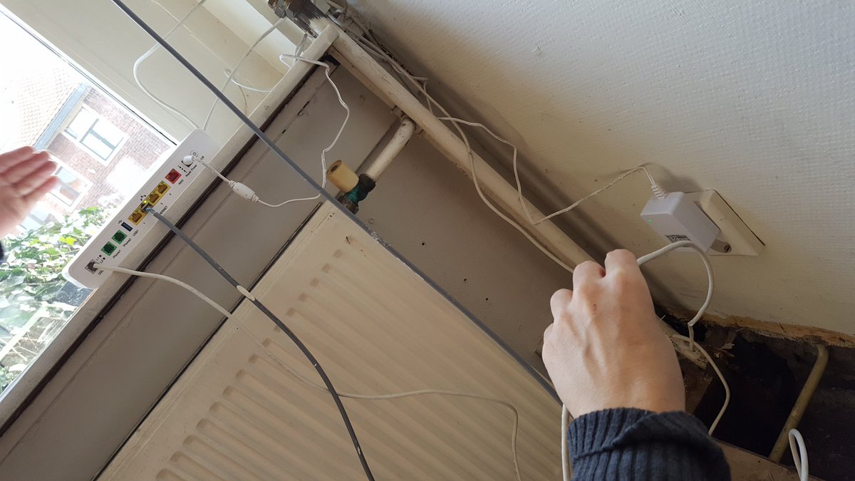 Dorendels_idee's tweet photo. @KPNwebcare de start van mijn internet aansluiting in mn nieuwe woning ziet er zo uit. Das niet helemaal het serviceniveau dat ik ken van KPN. Telefonisch kom ik niet verder, naar welk mailadres stuur ik deze foto om een monteur langs te krijgen die dit even netjes maakt? https://t.co/Ruou5lY01w