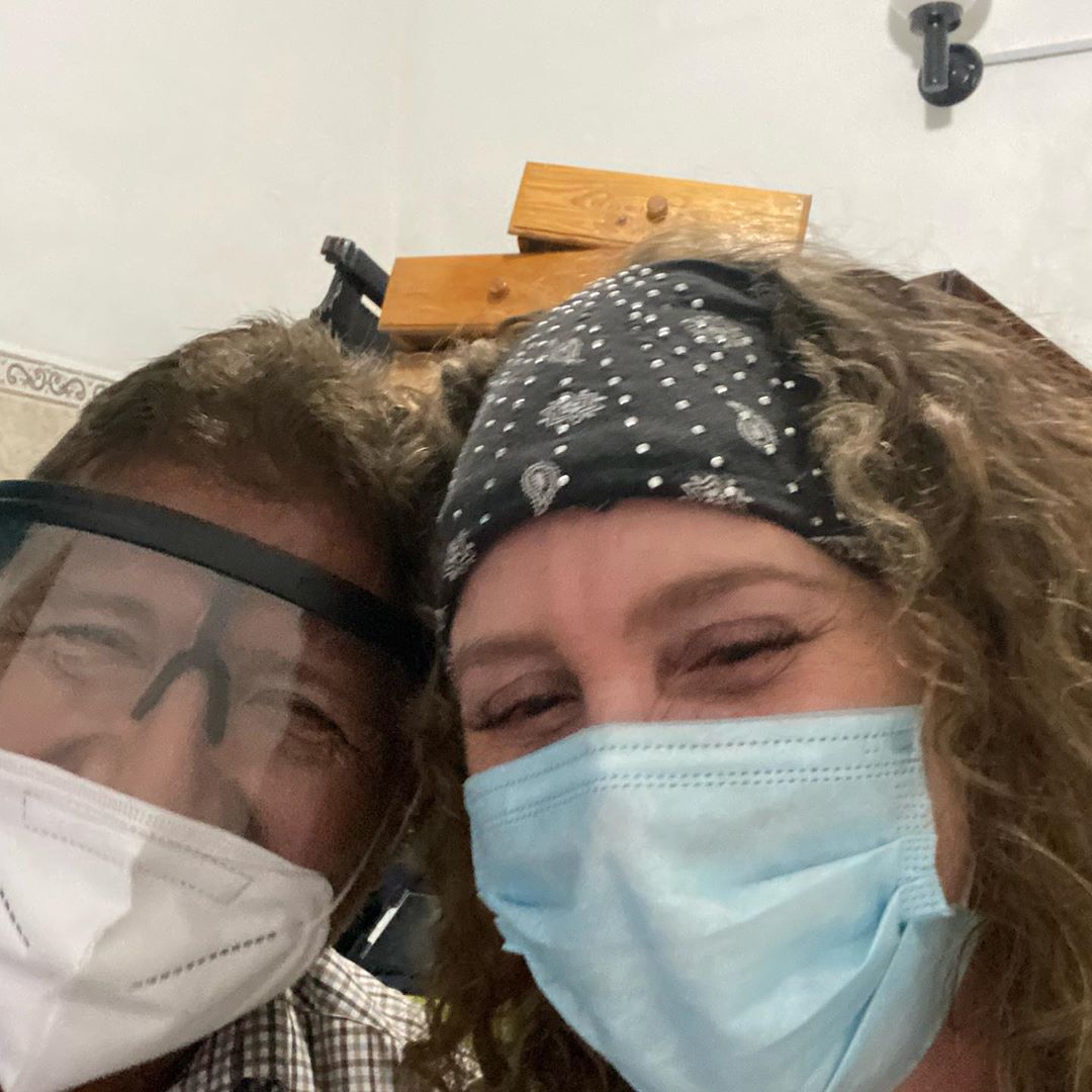 Hermosa foto! Nuestra directora de escena <a href="/azelarobinson/">Azela Robinson</a> junto con el gran productor <a href="/osoriojua/">juan osorio ortiz</a> #QuéLePasaAMiFamilia muy pronto por <a href="/Canal_Estrellas/">Las Estrellas</a> ¡RT si no te lo vas a perder por nada del mundo!