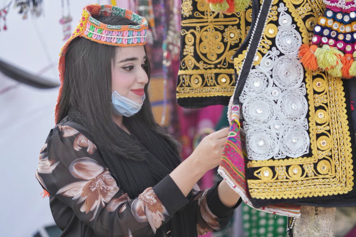 HashimRazaktk's tweet photo. Khyber Pakhtunkhwa #KPK traditional dresses, caps and other things at #LokVirsa

#BeautyOfTheDay

#HRKTK #LokMela #LokMela2020 #LokVirsa #TheColoursOfCulture #EventsinIslamabad #Pakistan #MusicalNight #Culture #heritage #Tradition @lokvirsaisb @PakistanJannatt @Tourism_In_PK https://t.co/N243DZw2rC