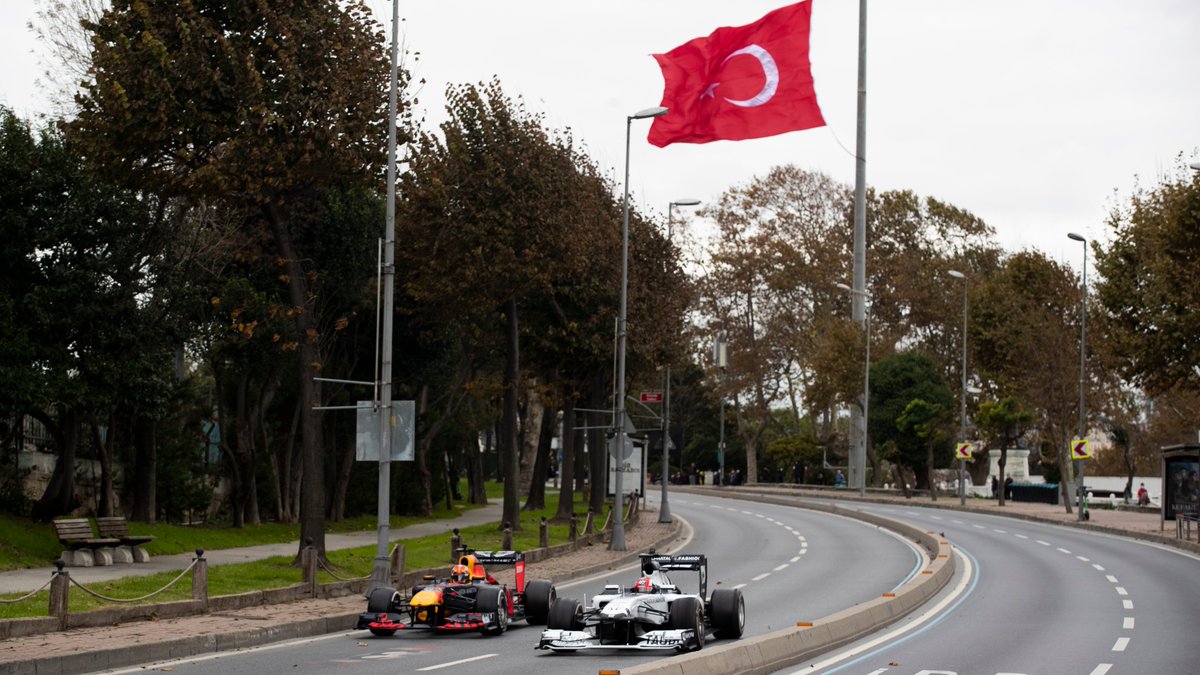 F1's tweet photo. There were some new sights to see in Istanbul and on the Bosphorus Bridge today 👀🤩

@PierreGASLY and @AlphaTauriF1 

@alex_albon and @redbullracing 

#TurkishGP 🇹🇷 #F1 https://t.co/LM8d1kKOw0