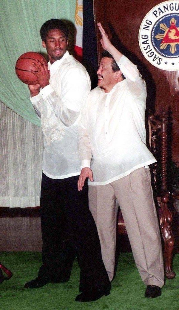 Ballislife's tweet photo. Kobe VS former Philippines President Erap Estrada in 1998 https://t.co/Dpgf371sJj