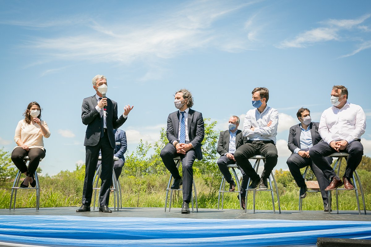mariomeoni's tweet photo. En Morón, junto al jefe de Gabinete @SantiCafiero y al intendente @LucasGhi apostamos al desarrollo económico con la cesión de terrenos de la ex playa ferroviaria de Haedo para la ampliación del Parque Industrial “La Cantábrica”. 

#ArgentinaUnida🇦🇷 https://t.co/5ezHzkiFQ5