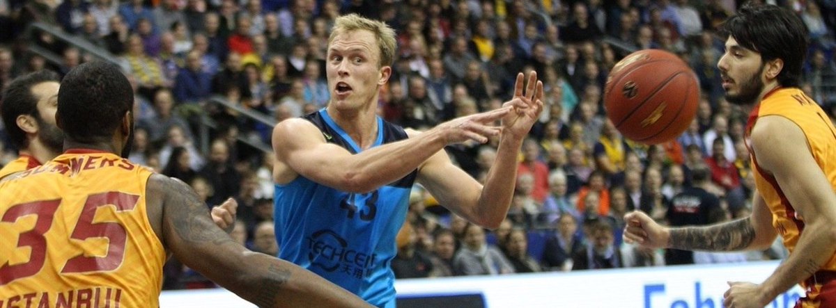 Tras dominar en Eurocup, su desembarco en la Euroliga lo ha certificado como uno de los mejores 4 del continente.En un contexto de máxima exigencia, la reducción de espacios y aumento de velocidad de ejecución no ha resentido su capacidad para pasar el balón.