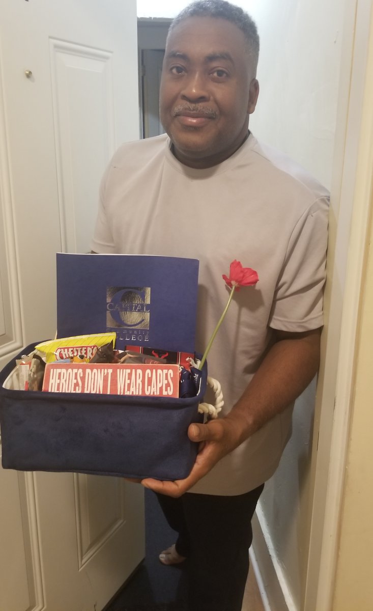 ctstatecapital's tweet photo. In honor of #VeteransDay our Veteran Services Associate, Milgrid Guzman made special deliveries to our student veterans. Your Capital family appreciates the sacrifices that you have made. Thank you for your service. https://t.co/dZ9rumpEdS