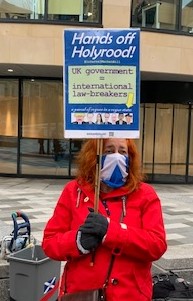 YesforEU's tweet photo. Every Wednesday 12-2pm we protest at UK Govt building - aka British Colonial Office - an unwanted intrusion in Edinburgh’s Old Town. Why not join us in your lunchbreak for an hour/ half-hour/ or just a few minutes!
#HandsOffHolyrood
#indyref2
#DissolveTheUnion
#ScotlandForEU https://t.co/qZqV0GVDtA