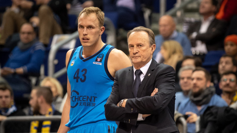 Aíto García Reneses ha sido capaz de generar un contexto de juego abierto, libre, fresco y basado en la toma de decisiones en el que encaja a la perfección. Ahí, su dominio del juego desde la asistencia es casi obsceno.