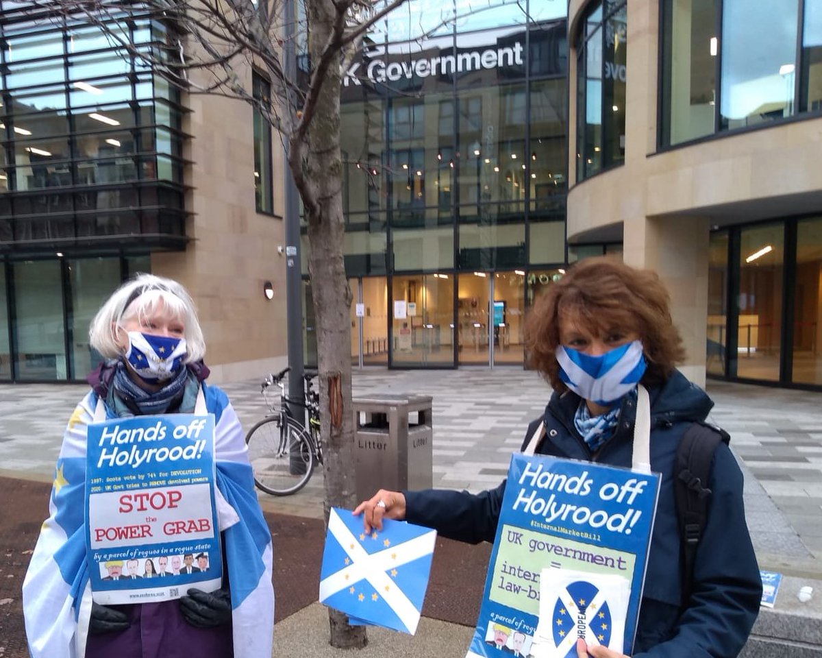 YesforEU's tweet photo. Every Wednesday 12-2pm we protest at UK Govt building - aka British Colonial Office - an unwanted intrusion in Edinburgh’s Old Town. Why not join us in your lunchbreak for an hour/ half-hour/ or just a few minutes!
#HandsOffHolyrood
#indyref2
#DissolveTheUnion
#ScotlandForEU https://t.co/qZqV0GVDtA