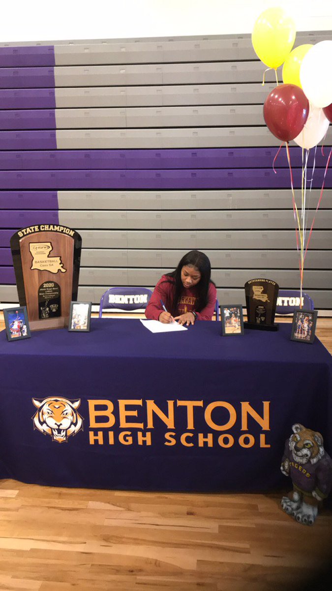 Jada5Anderson's tweet photo. Officially a warhawk! 🦅♥️ @ULM_WBB @CoachBDW @JessBarbes10 https://t.co/XnfzHlwf81