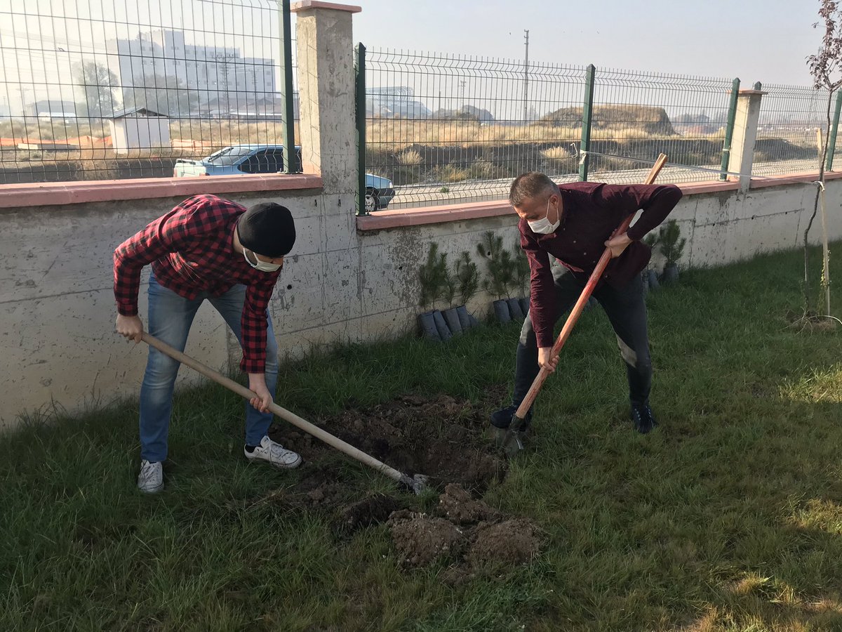 bilsem_corum's tweet photo. Geleceğe nefes olduk....Bahçemizde 200’e yakın fidanı toprakla buluşturduk. https://t.co/wYtt2v7K5f