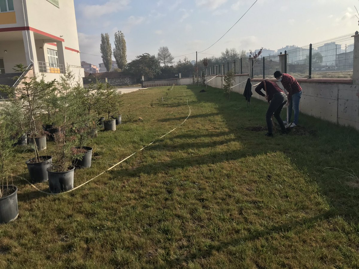 Geleceğe nefes olduk....Bahçemizde 200’e yakın fidanı toprakla buluşturduk.
