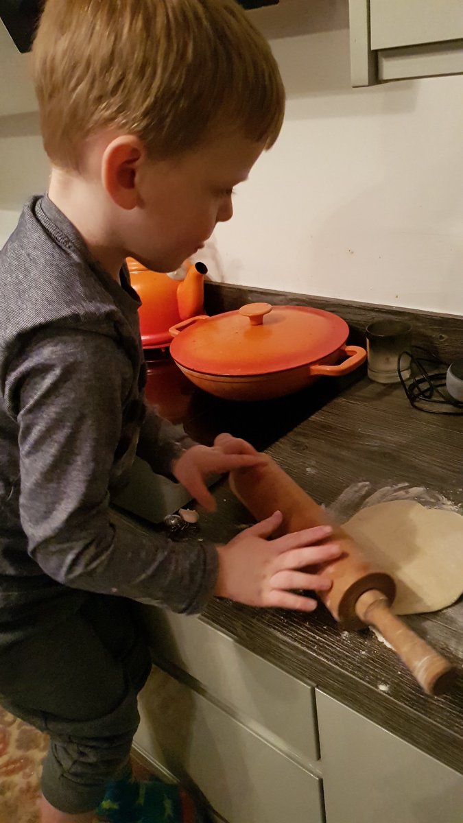 RCPSClass1's tweet photo. This Reception class member finished all their tasks for the day and then made pizza for their tea. https://t.co/osaGMgtVHS