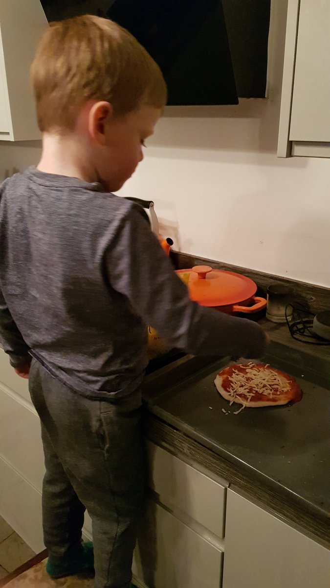 RCPSClass1's tweet photo. This Reception class member finished all their tasks for the day and then made pizza for their tea. https://t.co/osaGMgtVHS