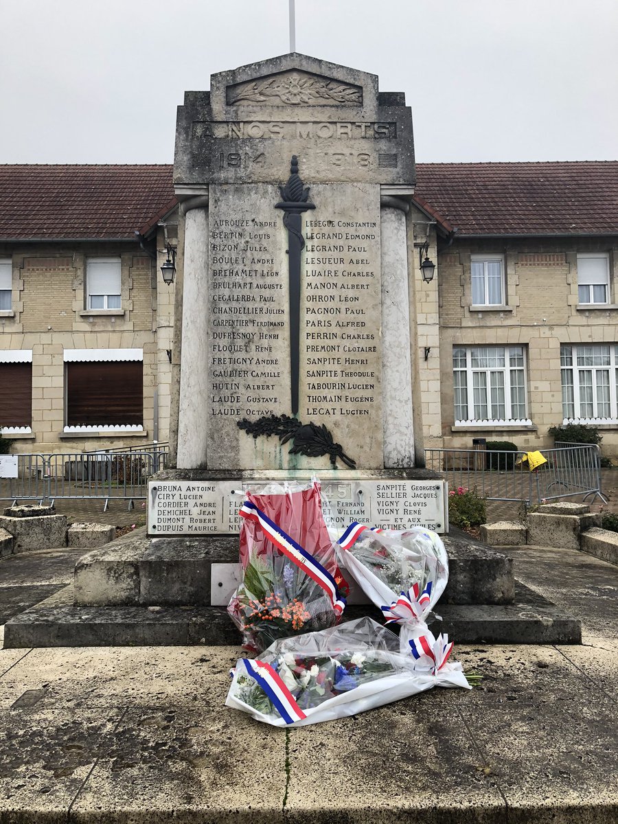 MILLECYRIL's tweet photo. 11/11/2020 cérémonie a Crouy je suis allé déposer une gerbe au cimetière militaire et au monument aux morts de Crouy avec les autorités au nom de @Eperon132, @Aisne1418 https://t.co/bHZi5nwBP7