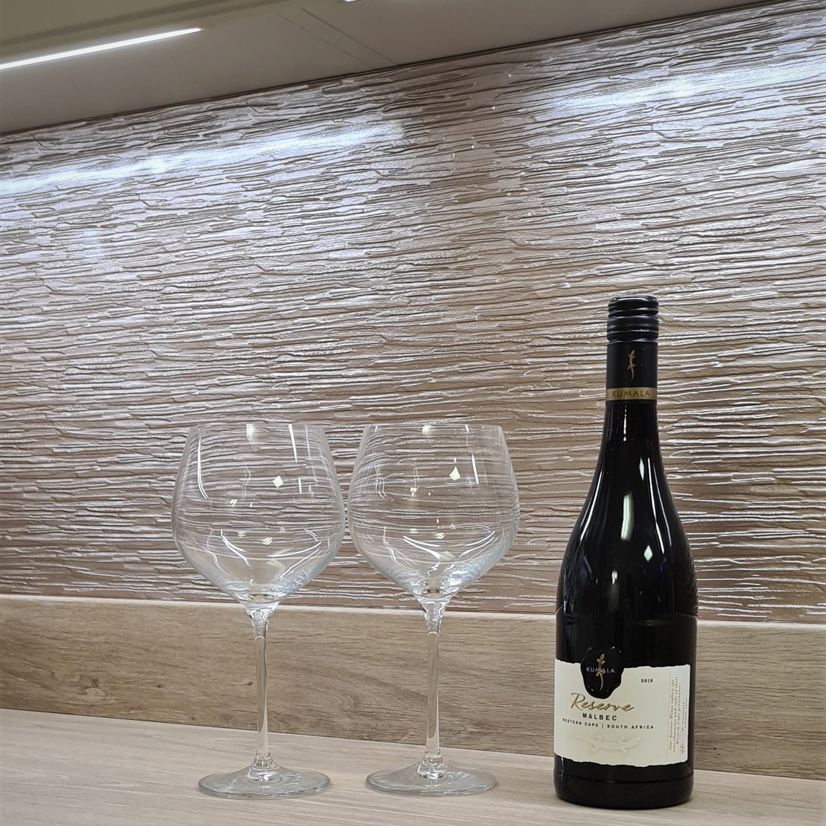 Gorgeous lustrous Granello textured glass splashback in Rose Gold, perfect for a streamlined eye-catching backdrop 🥂

The showroom is currently closed during lockdown but the office is staffed to deal with customer enquiries, installations &amp; book measures.

#KitchenDesign #York