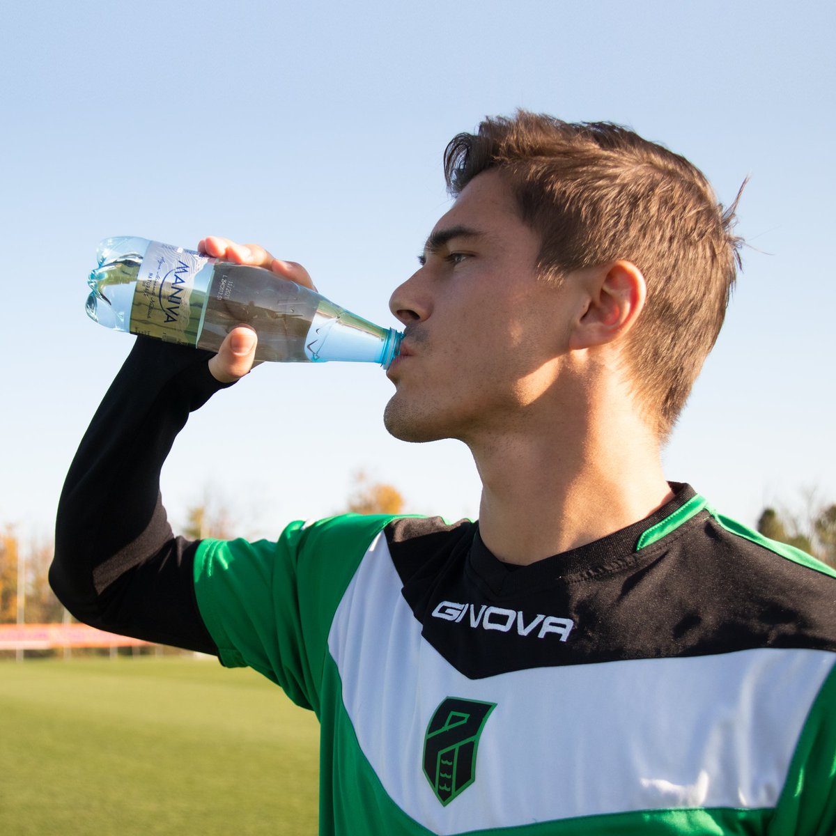 PordenoneCalcio's tweet photo. Quando in squadra hai Filippo #Berra la scelta del testimonial per l'acqua ufficiale è... naturale 😅

#Maniva 💧⚫🟢 #ForzaRamarri https://t.co/zdir3SY6XA