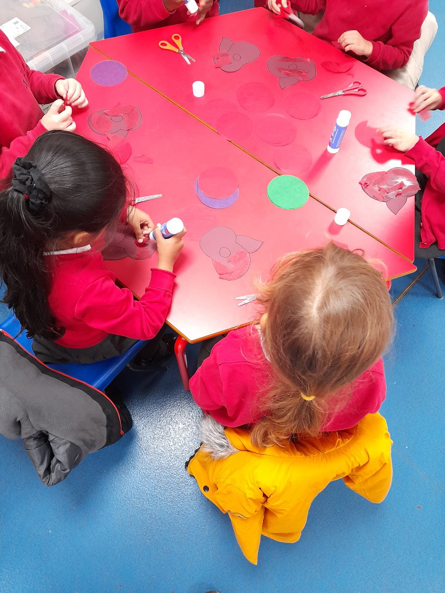 Rec_WCP's tweet photo. Year 1 enjoyed making poppies for our whole school display this afternoon. Looking forward to see the final display! @joanneCampbell3 @MissPickering83 @WindsorCP https://t.co/U6U6Ui1cy7
