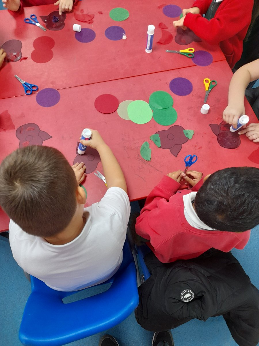 Rec_WCP's tweet photo. Year 1 enjoyed making poppies for our whole school display this afternoon. Looking forward to see the final display! @joanneCampbell3 @MissPickering83 @WindsorCP https://t.co/U6U6Ui1cy7