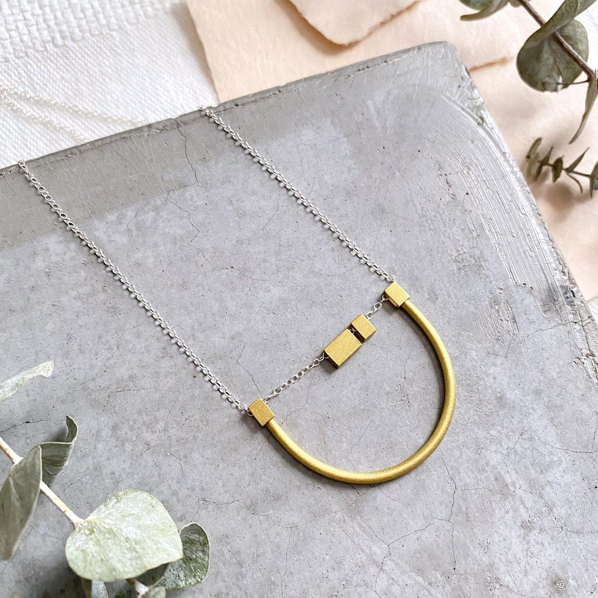 Minimalist jewelry is always an eye-catcher. @ella_calas jewelry is exquisite! Can see her designs worn up or down. See more at etsy.com/shop/EllaCalas…⁣

#buzzbetter #etsy #etsyshop #shopsmall #supportsmall #standwithsmall #onlinemarketing #shopsmallmarketing #handmade