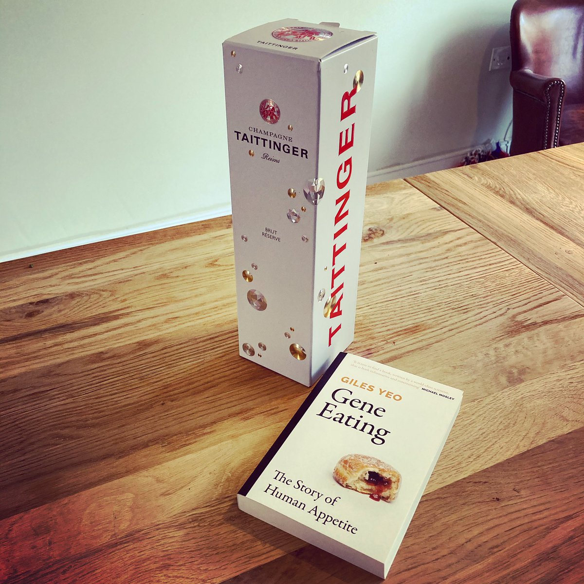 GilesYeo's tweet photo. Lovely bottle of fizz ๐พ from my publishers @orionbooks @orionspring to celebrate publication of the paperback edition of #GeneEating ๐ฉ! Out tomorrow at all good bookshops! https://t.co/f6XFcwav1r