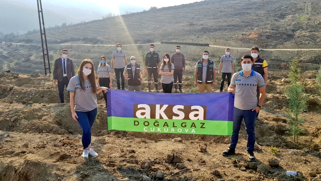 Aksa_Cukurova's tweet photo. 81 ilde düzenlenen #GeleceğeNefesOl projesine, Hatay'da meydana gelen orman yangınında tahrip olan orman bölgesinde kızılçam, defne ve zeytin fidanlarını toprakla buluşturarak katıldık.
#MilliAğaçlandırmaGünü kutlu olsun! https://t.co/1ZZxAToEIt