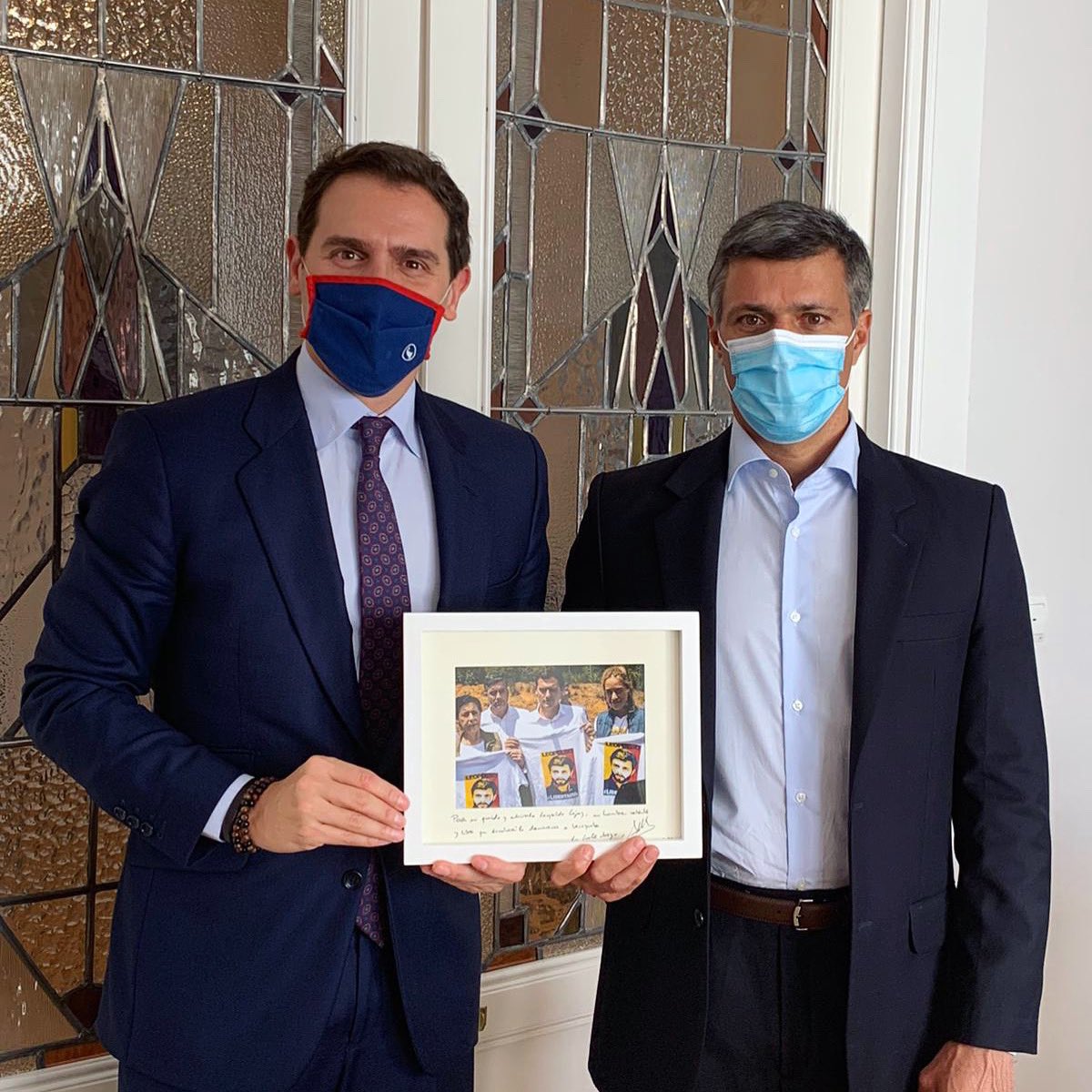 Albert_Rivera's tweet photo. Finalmente nos conocimos, @leopoldolopez. Gracias por ser un ejemplo de liderazgo y valentía, gracias por luchar, ahora desde el exilio, por la libertad de Venezuela. Te ayudaré siempre hasta que logremos entre todos que la democracia vuelva a tu país. 
Viva Venezuela libre! 🇻🇪 https://t.co/krx3eRXykA