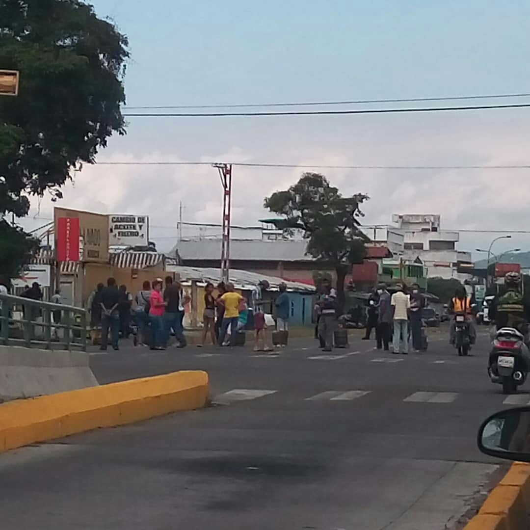 emeralvarez's tweet photo. La ausencia de gas doméstico amenaza la posibilidad de muchos ciudadanos para alimentarse.

Tenemos grandes reservas de gas natural pero en Miraflores no contamos con alguien a quien le importe las necesidades de la población. Estamos en emergencia. https://t.co/hTCncq8Tqx