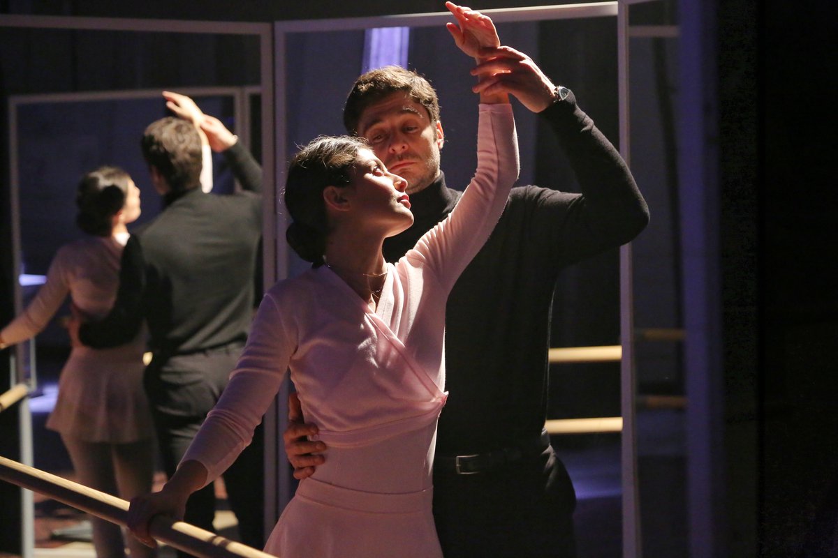 IngegnerCarla's tweet photo. *ARABESQUE*
#lallieva3 #FotoBackstage #28
#BabboNataleInTutu - Parte 1 "magia loro"
#AlessandraMastronardi #LinoGuanciale #LaScena101 #IlPrimoSognoAPrendereVita #BackstageAParole #ICoccolonidiQuelGiornoDiGennaio #Vogliamolallieva4 per altre magie così...
Foto P. Bruni https://t.co/VZierxM34E