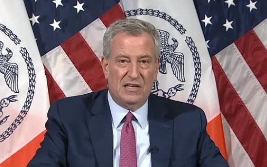 solveacrime's tweet photo. Mayor Bill de Blasio unveiled a new initiative in two New York City communities where social workers and EMTs will respond to 911 mental health calls, eliminating the need for police response in most of these situations.  https://t.co/Sp192bdQ70 https://t.co/Ybr0Al76Tk