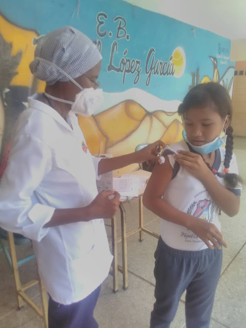 MSomosVFALCON's tweet photo. @MSomosVFALCON
continuamos cumpliendo con los lineamientos emitidos por el ministro de salud y nuestro gobernador el secretario de salud del Estado a desplegado todos los equipos de los ASIC, seguimos avanzando https://t.co/9E9xnN46xV
