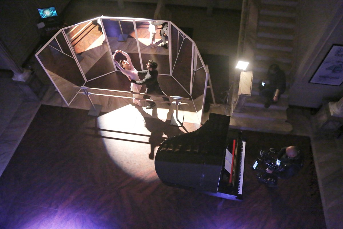 IngegnerCarla's tweet photo. *ARABESQUE*
#lallieva3 #FotoBackstage #29
#BabboNataleInTutuFaIlBis - Parte 2 "The making of"
#AlessandraMastronardi #LinoGuanciale #LaScena101 #IlMazzoCheCèDdietroCerteScene #BackstageAParole #ICoccolonidiQuelGiornoDiGennaio #AncheDallAlto
#Vogliamolallieva4 xchè.
Foto P. Bruni https://t.co/vdM4qkHBPQ