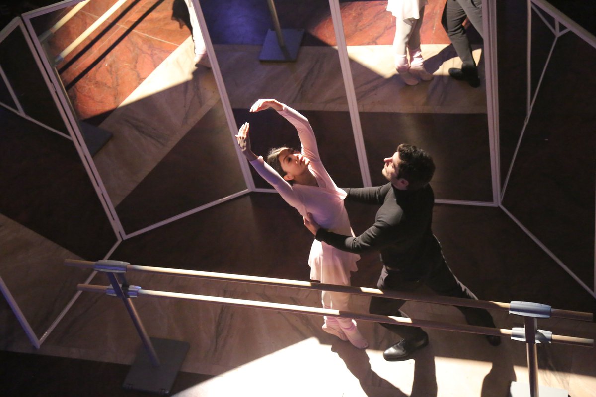 IngegnerCarla's tweet photo. *ARABESQUE*
#lallieva3 #FotoBackstage #29
#BabboNataleInTutuFaIlBis - Parte 2 "The making of"
#AlessandraMastronardi #LinoGuanciale #LaScena101 #IlMazzoCheCèDdietroCerteScene #BackstageAParole #ICoccolonidiQuelGiornoDiGennaio #AncheDallAlto
#Vogliamolallieva4 xchè.
Foto P. Bruni https://t.co/vdM4qkHBPQ