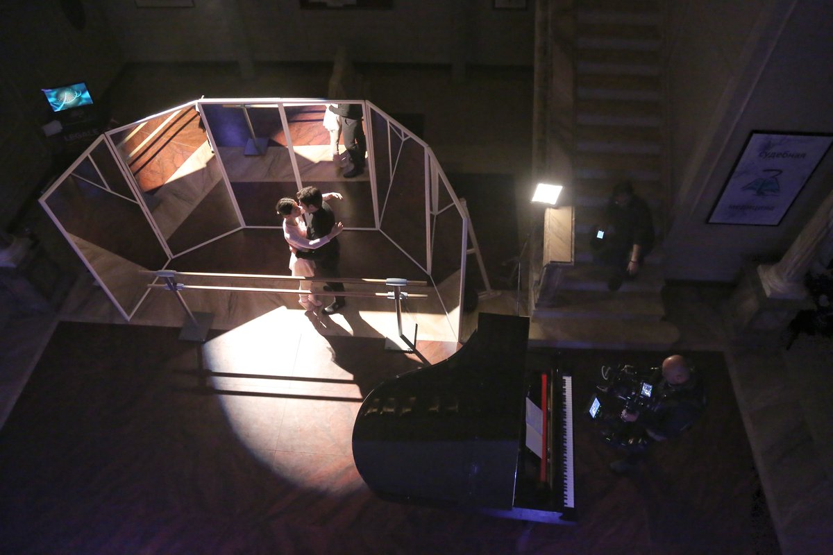 IngegnerCarla's tweet photo. *ARABESQUE*
#lallieva3 #FotoBackstage #29
#BabboNataleInTutuFaIlBis - Parte 2 "The making of"
#AlessandraMastronardi #LinoGuanciale #LaScena101 #IlMazzoCheCèDdietroCerteScene #BackstageAParole #ICoccolonidiQuelGiornoDiGennaio #AncheDallAlto
#Vogliamolallieva4 xchè.
Foto P. Bruni https://t.co/vdM4qkHBPQ