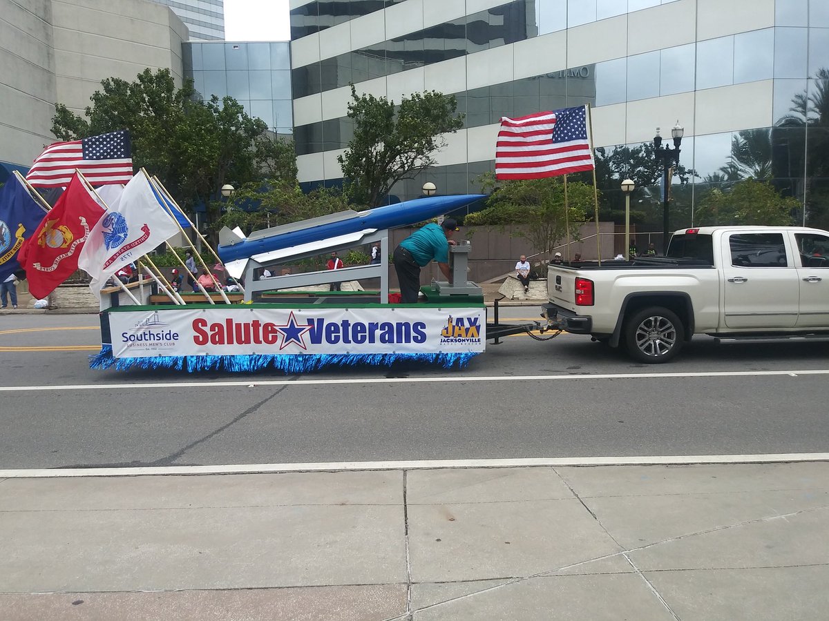 FLHistWarship's tweet photo. 🇺🇸⚓️The float looked amazing and the bell sounded great! Thank you Jacksonville for coming out to the parade today!
#jaxnavalmuseum #coldwarexperience #navalmuseum #jacksonville #florida #dtjax #cityofjax #ilovejax #904views #onlyinjax #honorveterans #VeteransDay #vets #Veterans https://t.co/GPIU9HOUb0