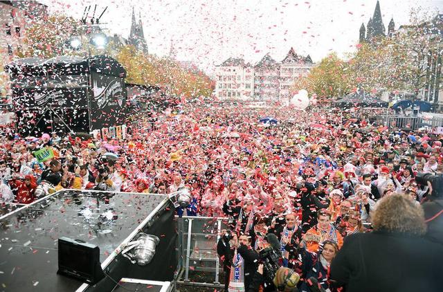 Angela_Moreno2's tweet photo. 1.Para empezar, El 11 del 11 a las 11:11 Comienza la 5ª estación del año EL CARNAVAL. En años normales a partir de este día las asociaciones comienzan a prepararse para Febrero. Todo el mundo sale a la calle a celebrar dicho comienzo aunque este año ha sido cancelado. https://t.co/e1DhKgavsd