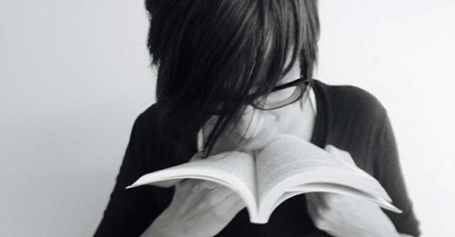 illibraio's tweet photo. Anche voi amate annusare i #libri? È normale per chi ama leggere, ora anche la chimica ci spiega perché: https://t.co/KAgfIYPKUv https://t.co/h3fLQ9nZNf