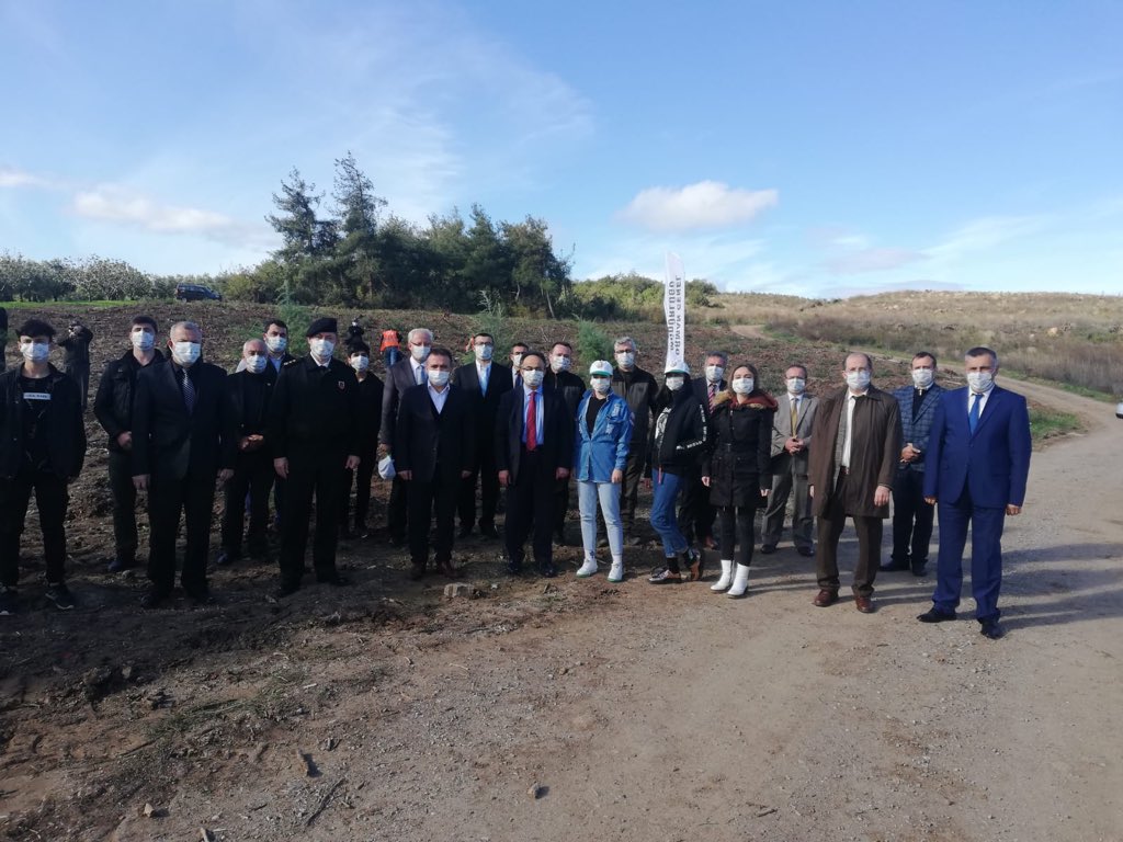 orhanzafer25's tweet photo. 11 Kasım #MilliAğaçlandırmaGünü kutlu olsun. 🌲🇹🇷 🌳
Osmangazi Kaymakamlığımıza bağlı İlçe Müdürlerimiz ile “Millî Ağaçlandırma Günü Fidan Dikim Etkinliği” kapsamında yüzlerce fidanı toprakla buluşturarak #GeleceğeNefes olduk.... https://t.co/6FM9SPzoIn