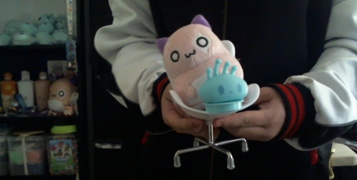 SqueakyNeko's tweet photo. I'm not a selfie person so I'll let pink bean reenact out how I will be watching #Maplefest2020 on twitch. Will also be sewing some maple plushies during the stream
@MapleStory @PlayMapleM https://t.co/fYxKS3wo3R